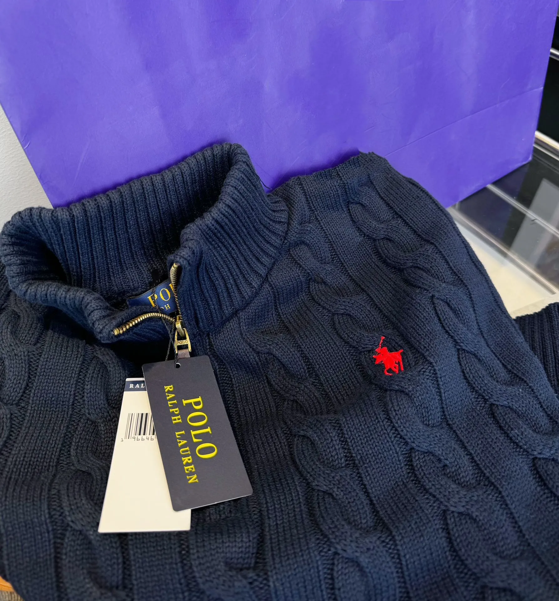 🅿️260 Style number: L02 RALPH LAUREN/Ralph Lauren classic war horse small label embroidered logo Paul polo turtleneck pullover classic half-zip knitted twist sweater sweater Size: Made of pure cotton yarn 🧶 blended with wool, pure cotton is skin-friendly and comfortable, small label war horse embroidered twist turtleneck sweater 🐎 high quality. Follow the blogger to learn how to wear it! Let’s get a Ralph Lauren cable sweater. It’s a super hard-to-find series after it became popular. It’s hard to find one on the official website. It’s simple and practical to wear, with a lazy and loose feel. The thickened fabric has more texture, soft and delicate feel, and a loose fit. Whether worn alone or layered, you can wear different styles of fashion with just one piece!   Size reference # xs s m l Length 64 66 68 70 Shoulder width 40 41 42 44 Bust 46 48 50 52